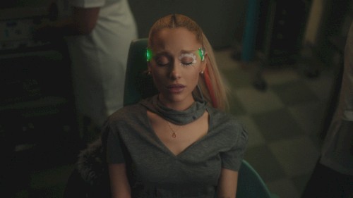 Okładka: Ariana Grande - we can't be friends (wait for your love)