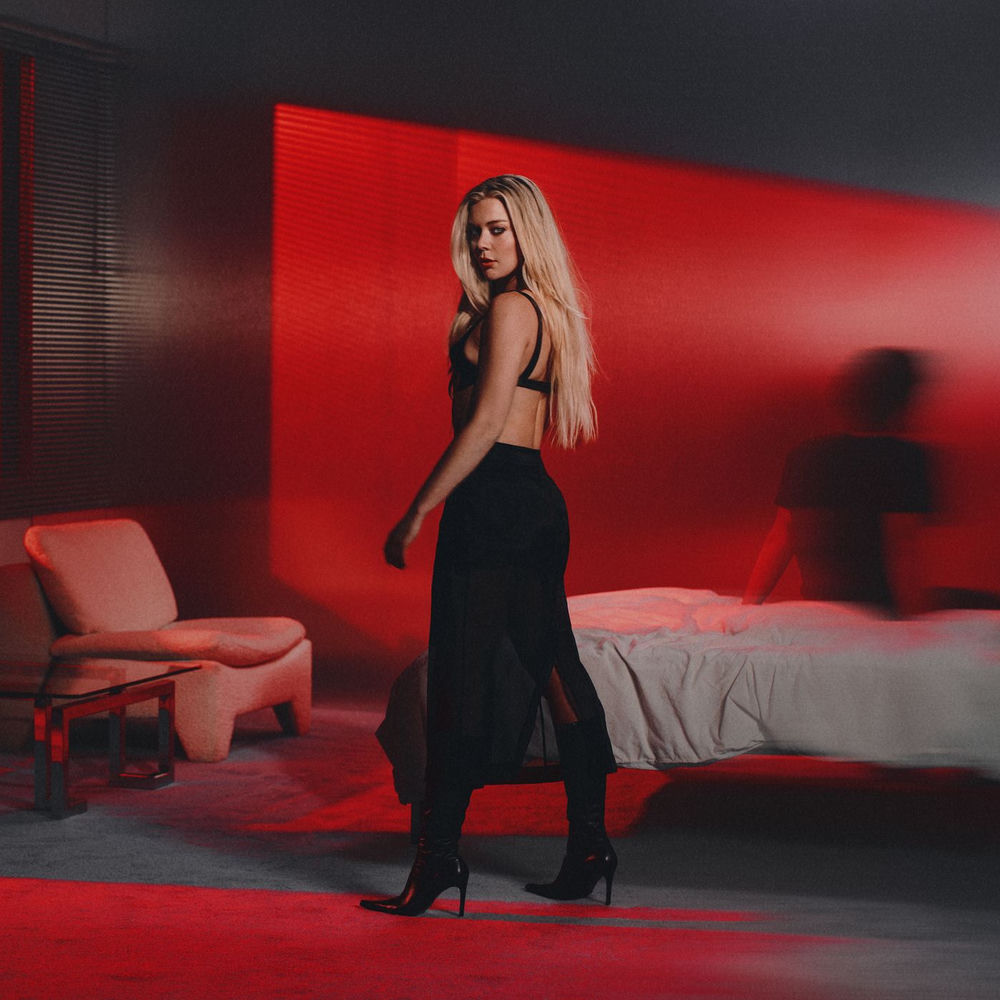 Okładka: >>>hands on me<<<